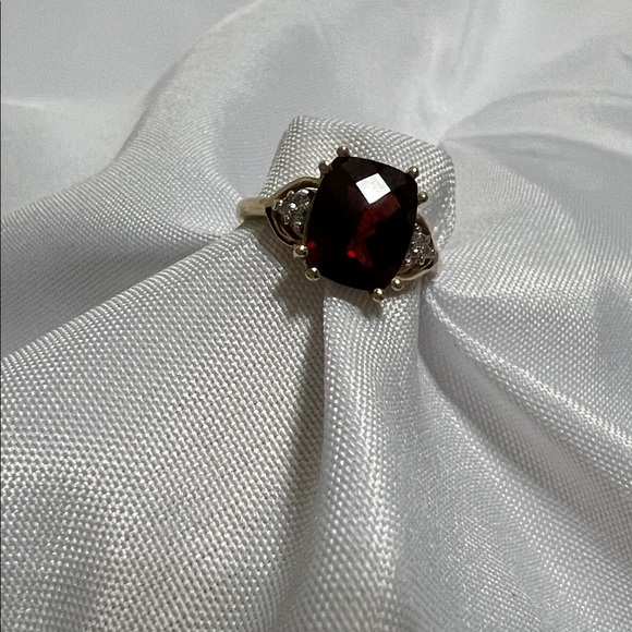 10K YELLOW GOLD GARNET AND DIAMOND RING - Picture 15 of 16